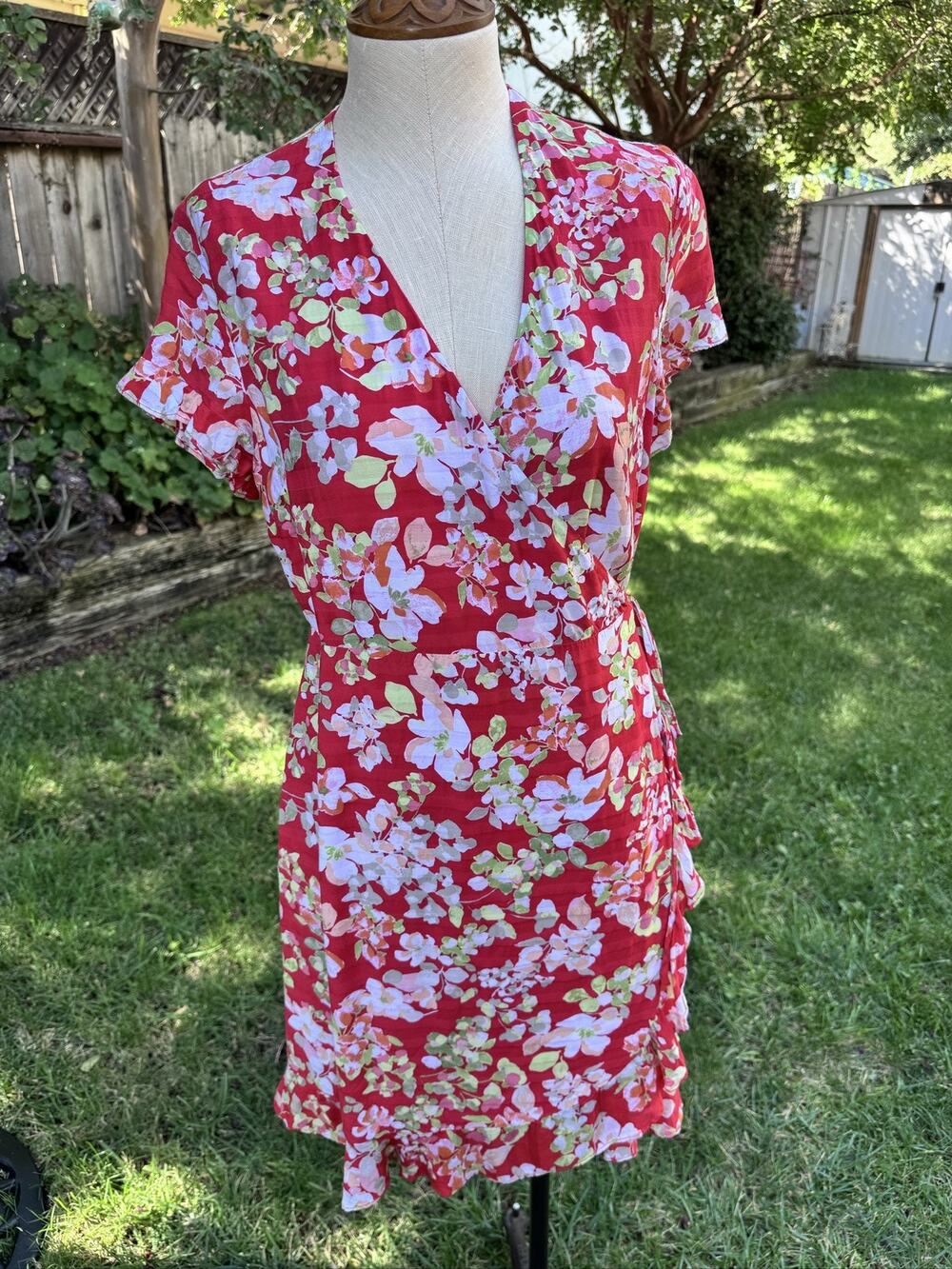 J.Jill Women's Red Floral Wrap Dress Size S V-Neck Short Flutter Sleeve Knee